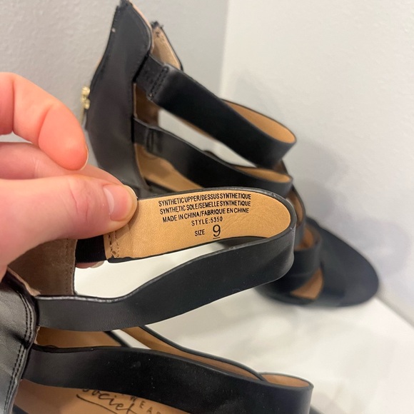 Black strappy heels - Picture 3 of 5